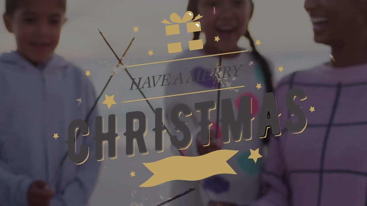 해변에서 불꽃놀이와 함께 행복한 히스패닉 가족을 위해 즐거운 크리스마스를 보내십시오.