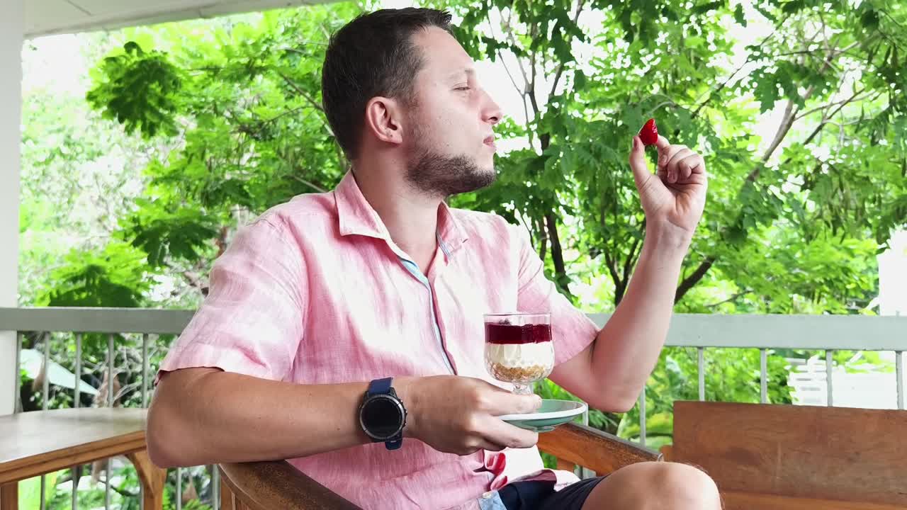 hombre comiendo postre en un patio