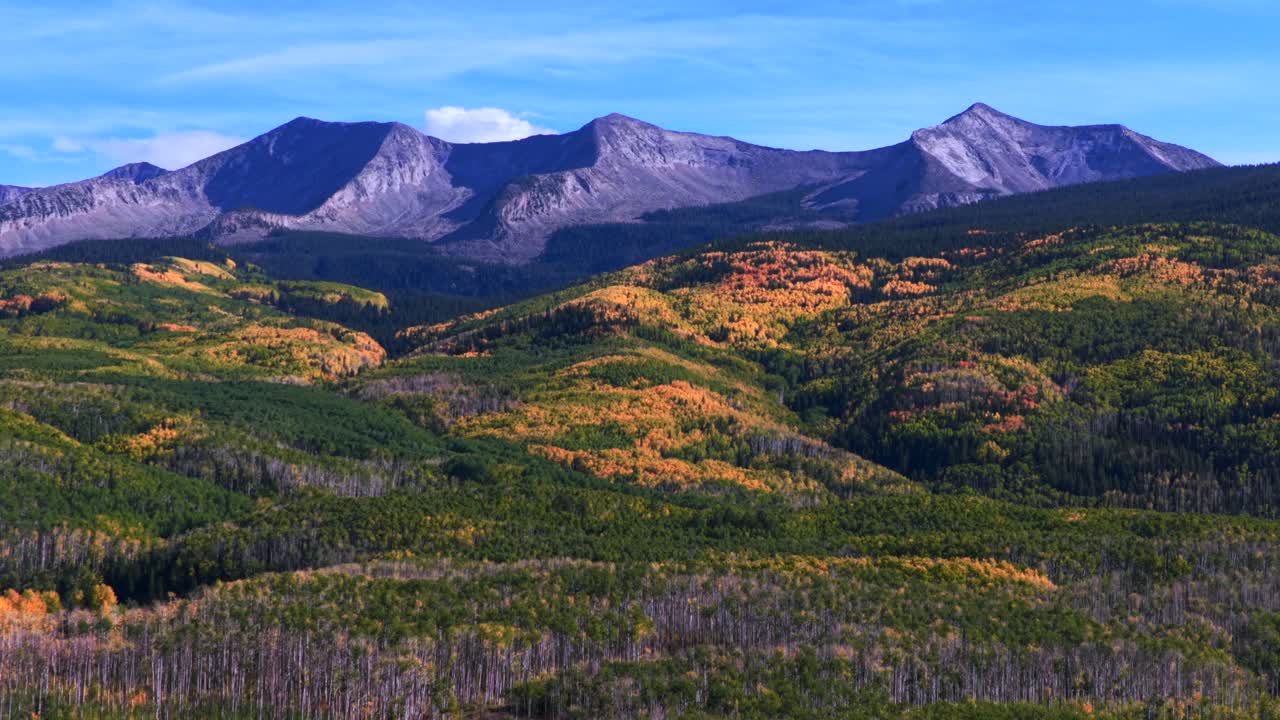 Przełęcz Kebler, wschód, góra Beckwith, Crested Butte, Kolorado, ujęcie z powietrza z drona, jesień, słoneczny, błękitne niebo, las państwowy Gunnison, złotożółte osiki, zagajnik, Lost Lake, Paonia, Somerset, przesunięcie do przodu, ruch kamery w górę