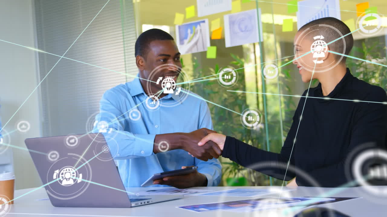 animación de la red de conexiones entre diversas personas de negocios en la oficina