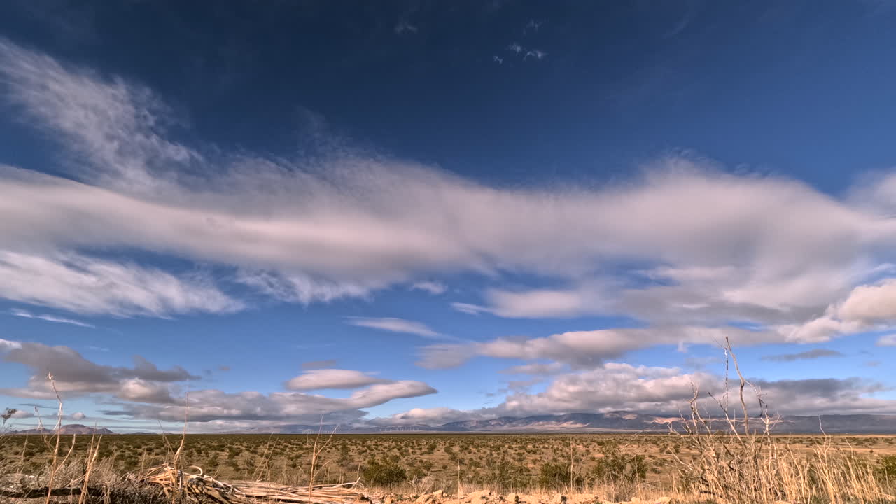 vista expansiva del desierto de mojave con movimiento dinámico de nubes, time-lapse