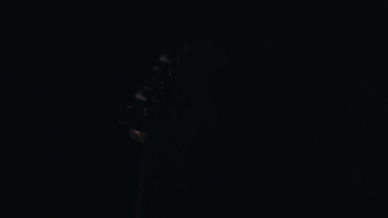 elemento de guitarra que revela la luz en completa oscuridad