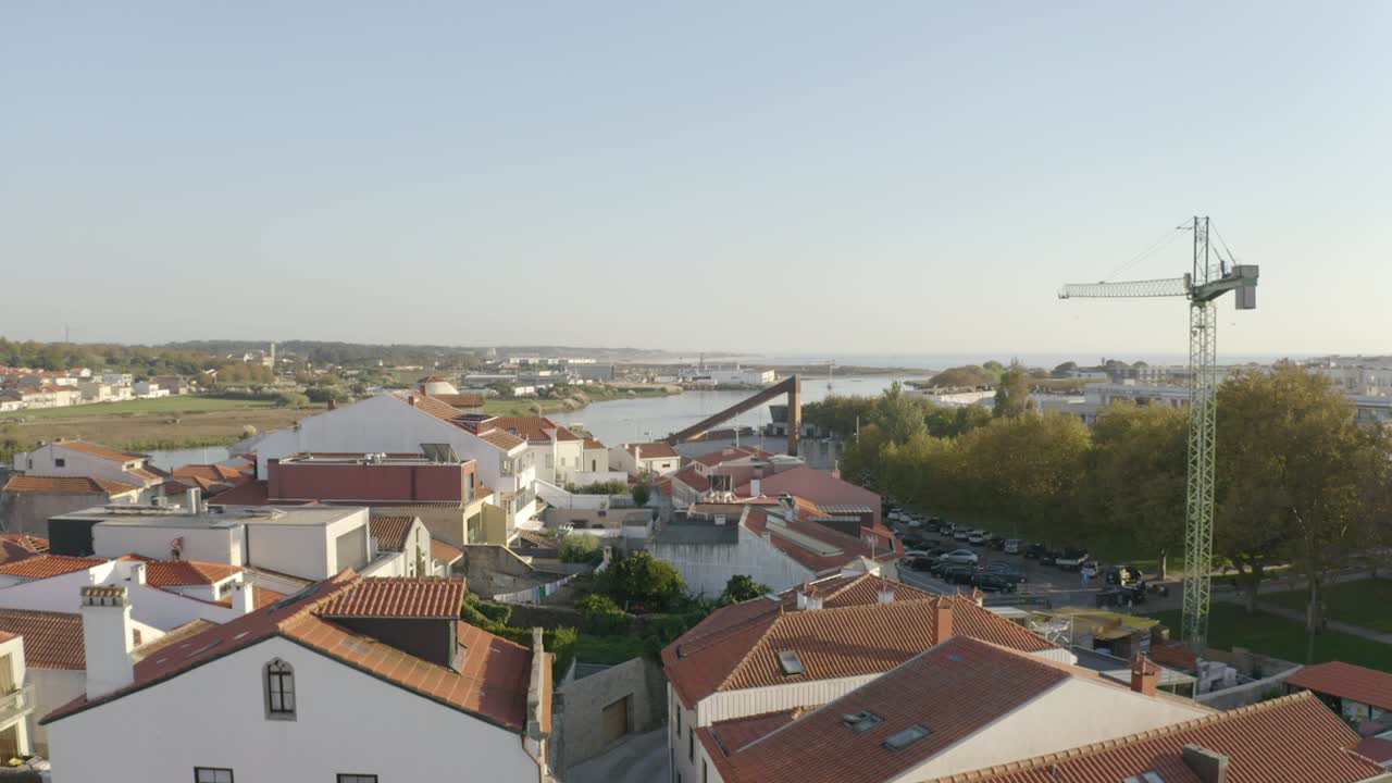 Il drone si innalza da una vista sul fiume a una prospettiva aerea.