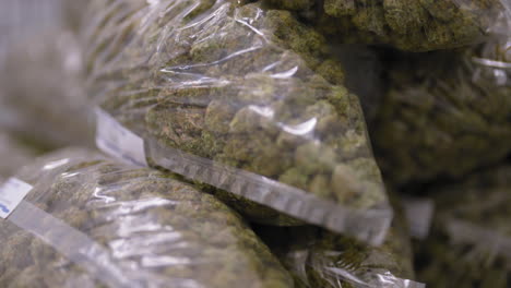 Bolsas-De-Marihuana-Apiladas-Y-Listas-Para-Enviar,-Producción-De-Cannabis-De-Marca-Blanca
