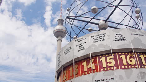 Vídeo-De-Alta-Resolución-De-La-Torre-De-Televisión-De-Berlín-En-Alexanderplatz-En-Un-Día-Soleado-Pero-Nublado,-Con-El-Reloj-Mundial,-Capturando-La-Esencia-De-Berlín,-Alemania