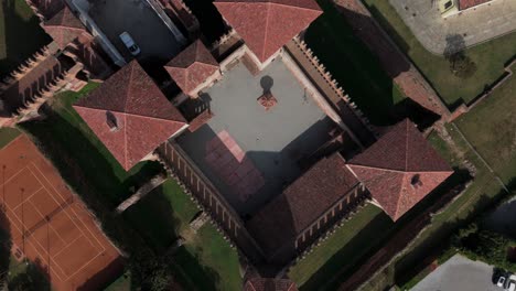 Sforza-Festung-Von-Soncino,-Cremona,-Italien,-Mittag,-Herbst,-Drohne