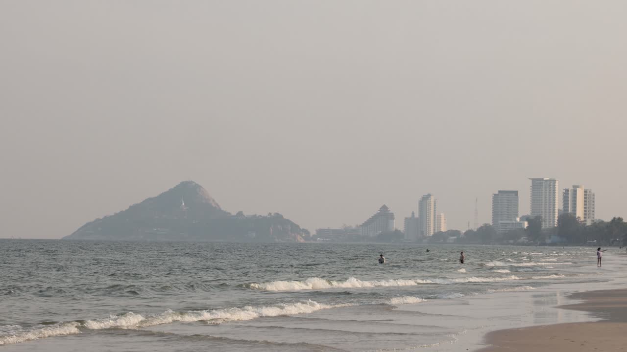 도시 스카이 라인 과 움직이는 인물 들 이 있는 조용 한 해변