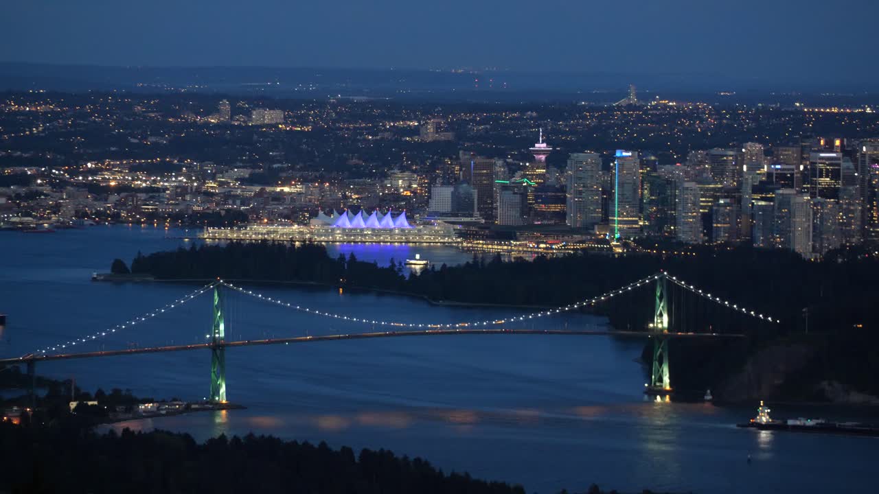 밴쿠버 스카이라인, bc 플레이스, 야간 조명이 있는 라이온스 게이트 브리지의 멋진 전망