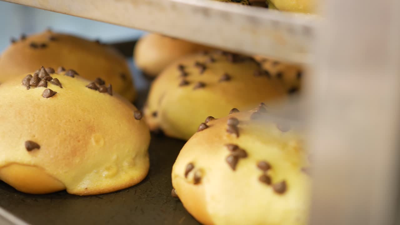 el pan recién horneado se encuentra en los estantes listo para la venta