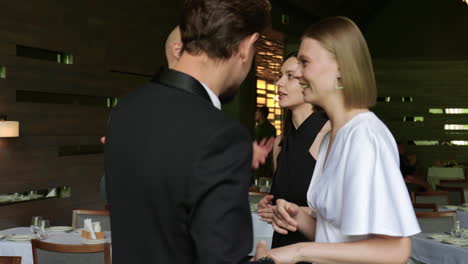 Two-couple-greeting-at-the-restaurant