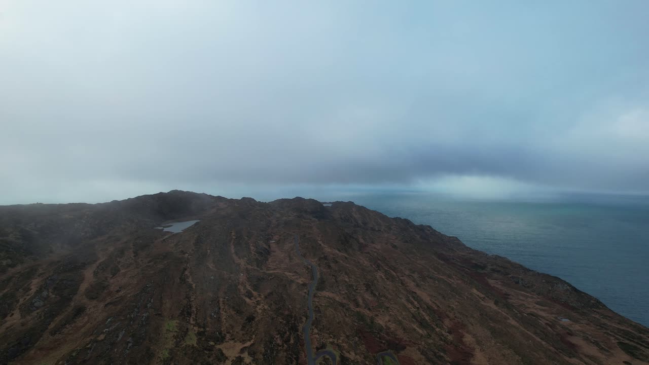irlanda lugares épicos dron volando sobre el paisaje remoto barrea cabeza oeste corcho con lluvias de invierno sobre el mar paisajes indomables de irlanda