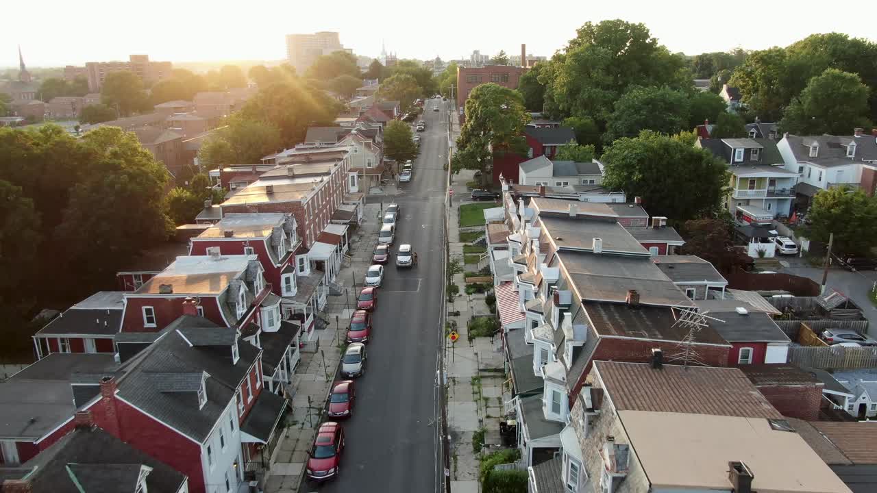 Inquadratura introduttiva di città urbana, vista aerea di case a schiera in un quartiere residenziale a Lancaster, Pennsylvania, USA