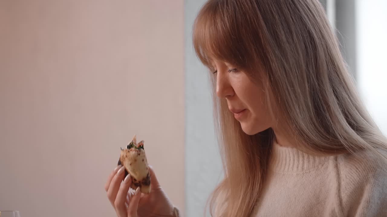 Vrouw die pizza eet