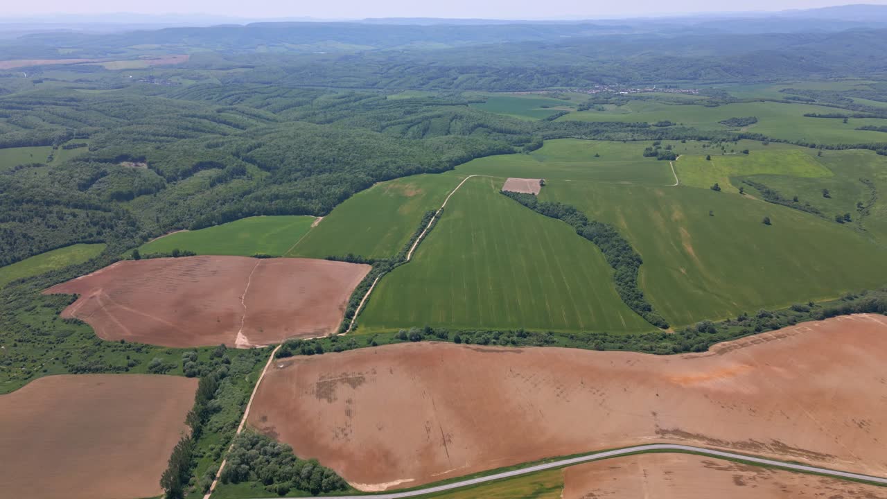vista de drones de los campos en un día soleado