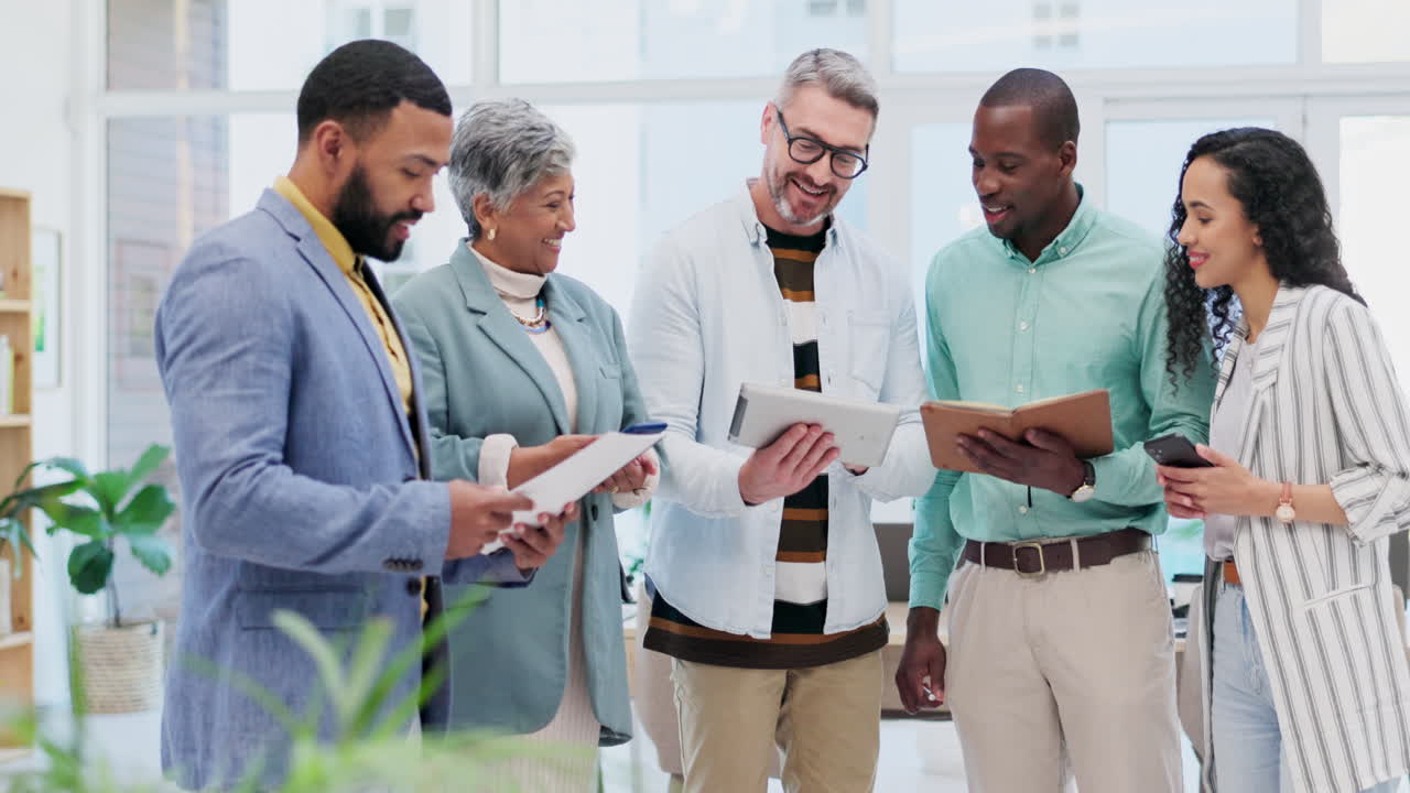reunión, tableta y gente de negocios trabajo en equipo