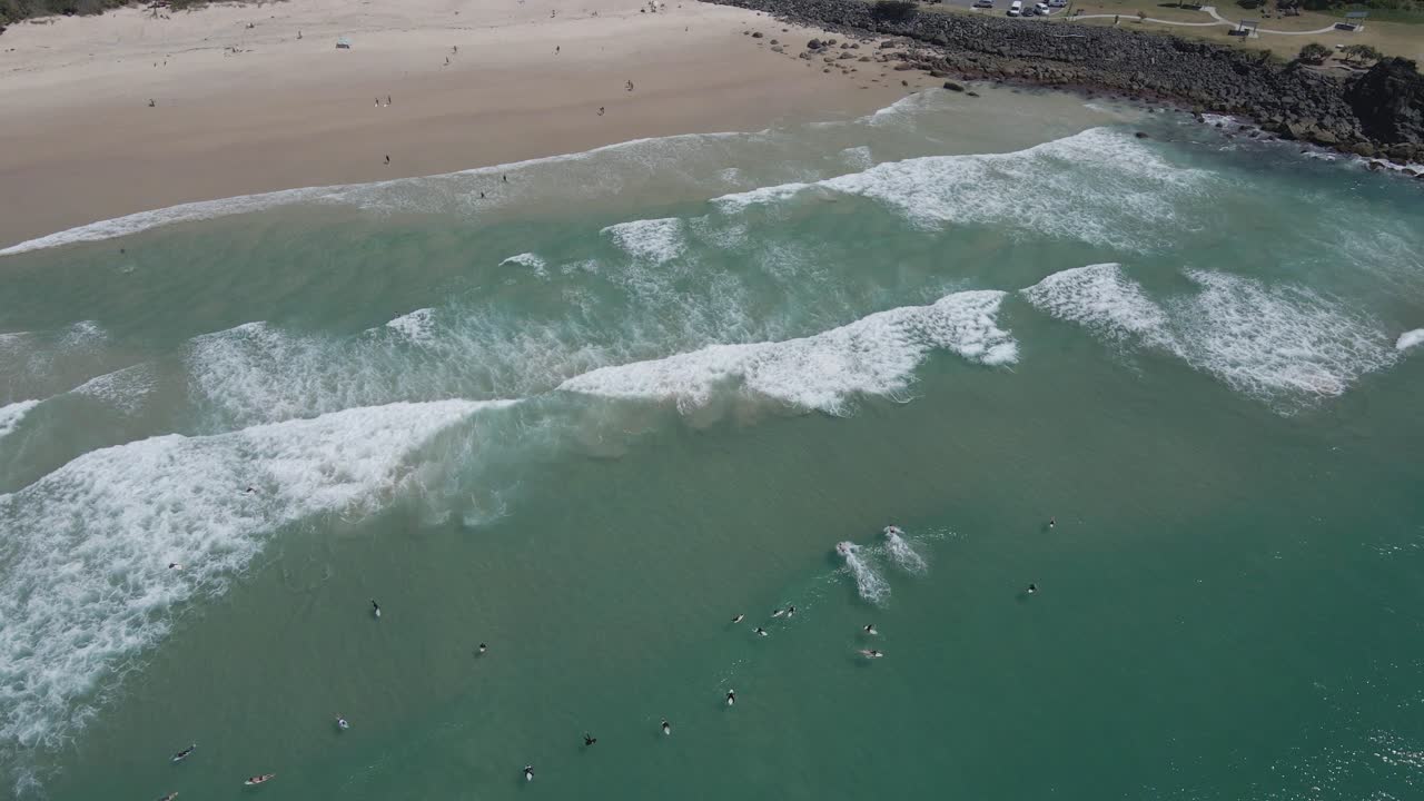 듀란바 해변에서 서핑하는 서퍼들의 공중 전망 - 호주 쿨랑가타에 있는 연인 바위 공원