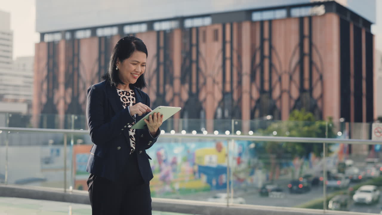 都市でタブレットを使っているビジネスウーマン