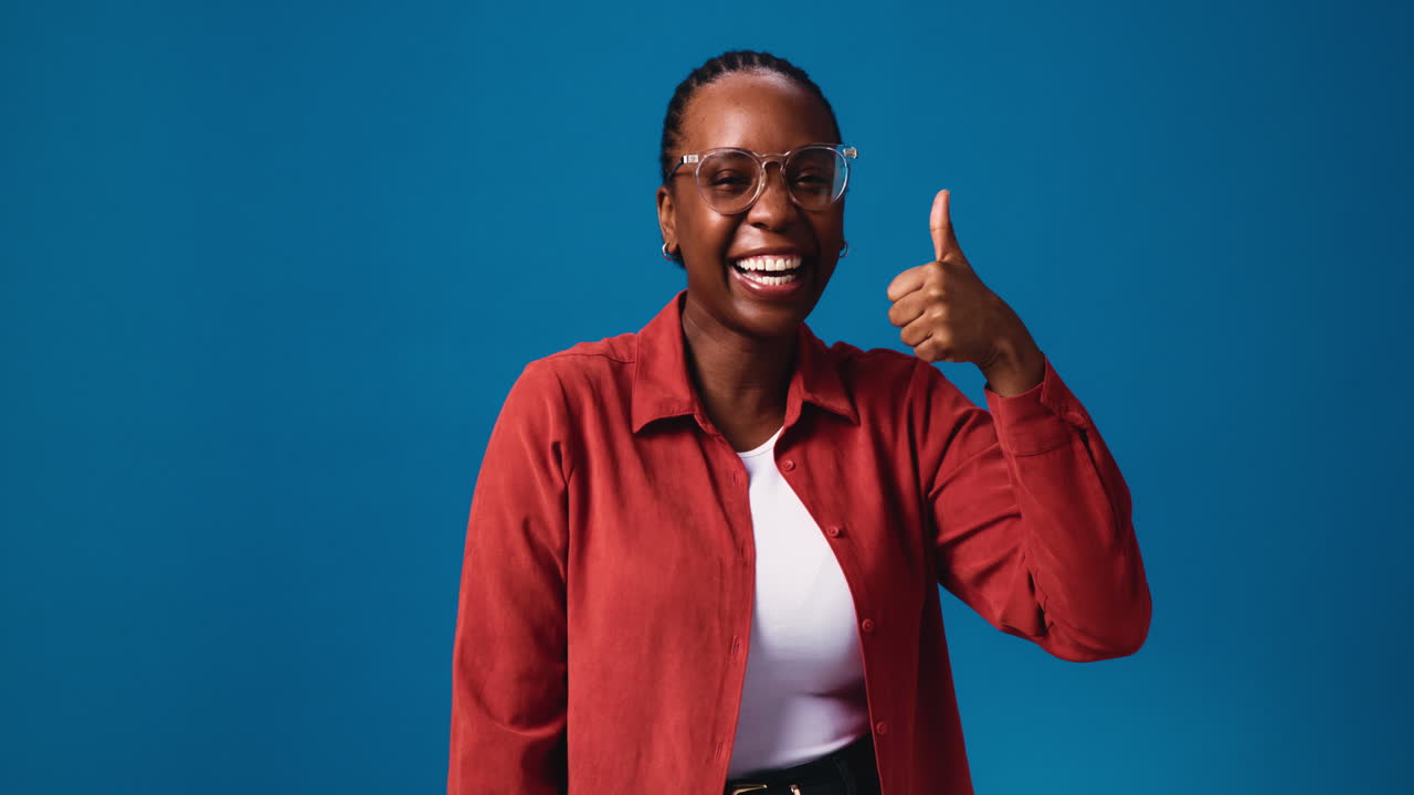 mujer dando pulgares hacia arriba