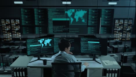técnico de monitoreo de sistemas en una sala de servidores por la noche