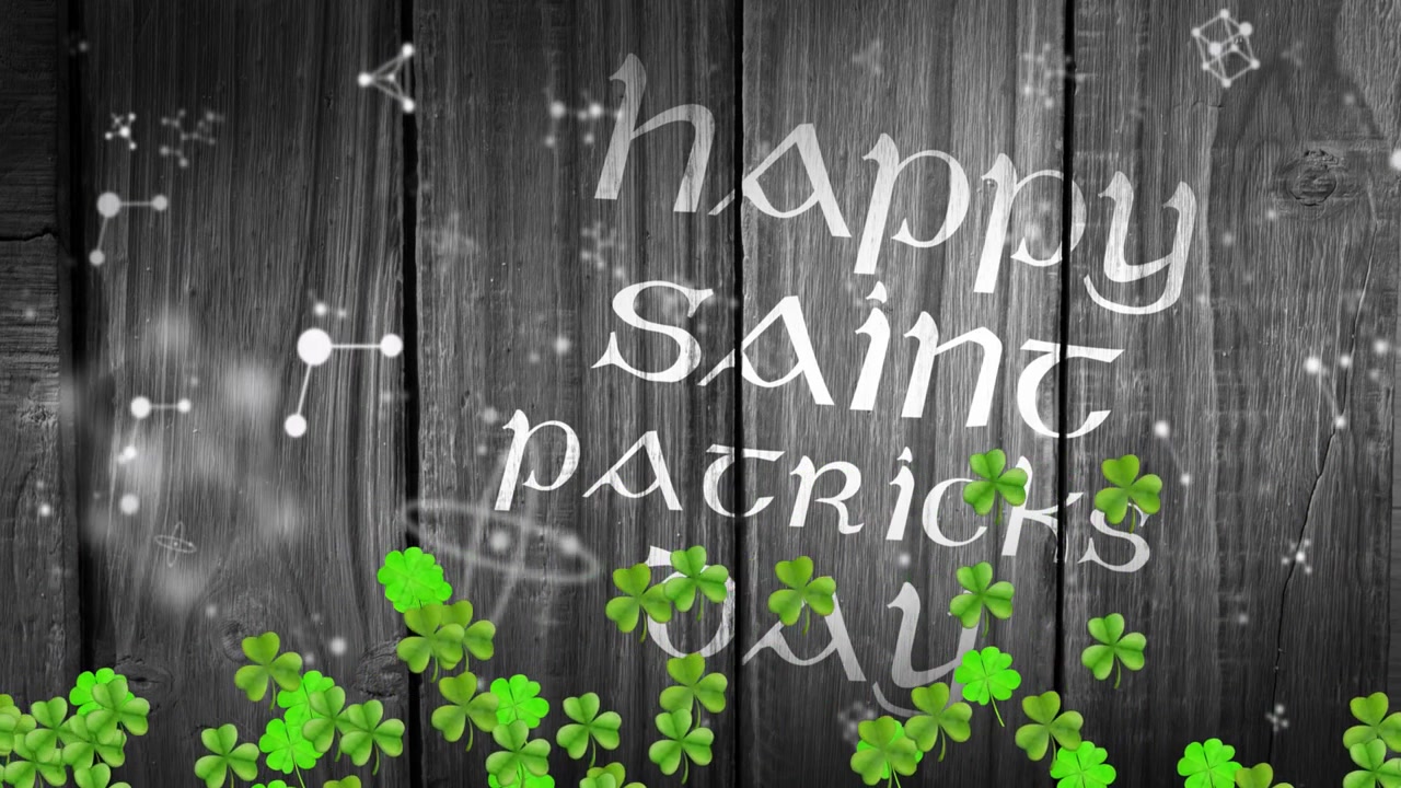 Zentrierter Gruß „Frohen St. Patrick's Day“, Kleeblätter steigen von unten auf und bilden ein festliches Band