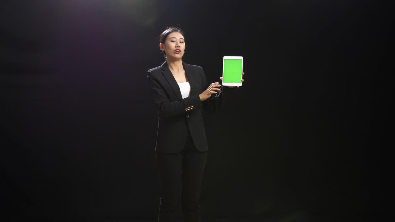 Pebisnis Wanita Sedang Presentasi dengan Tablet - Layar Hijau.