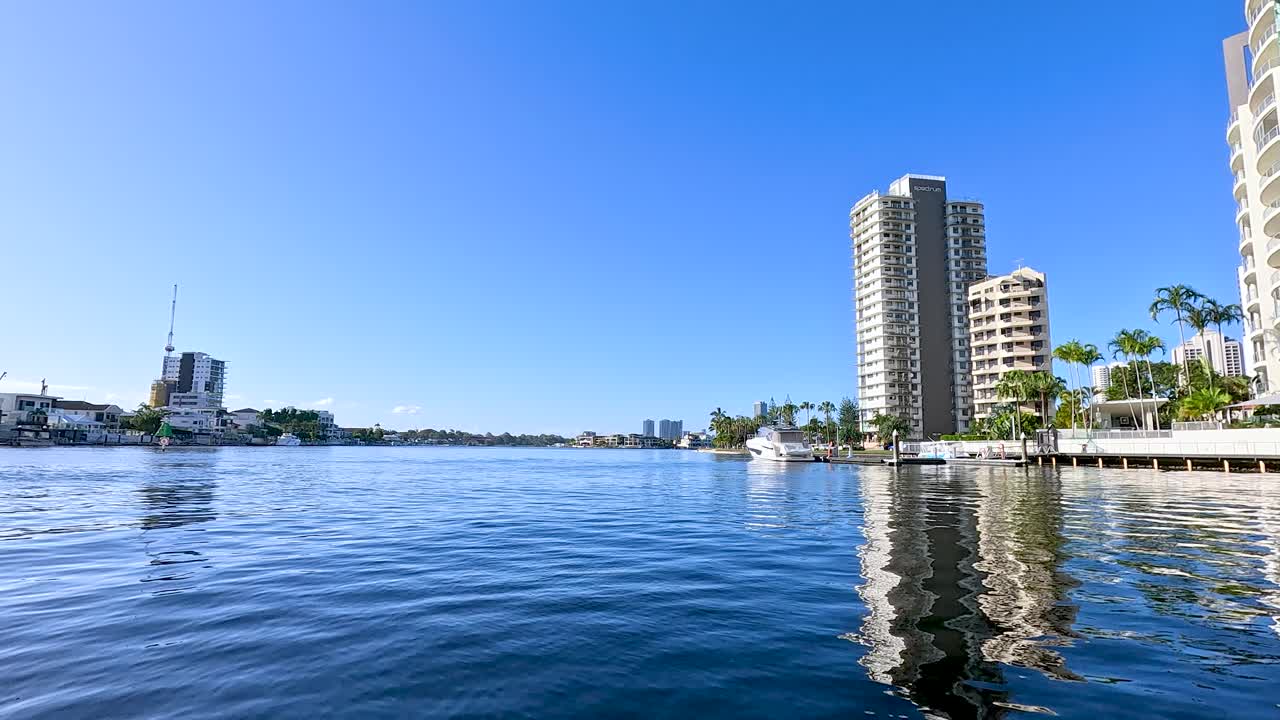 골드 코스트 수로를 가로질러 경치 좋은 보트 타기