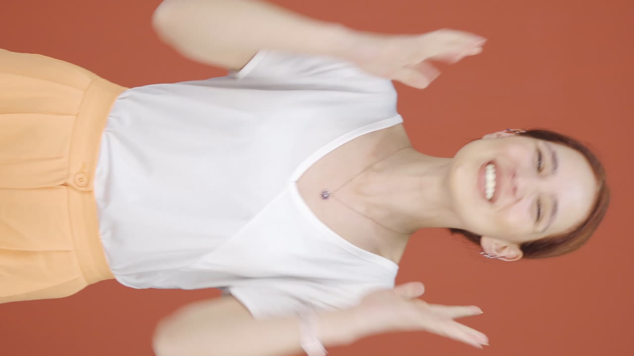 el video vertical de la mujer feliz se regocija.