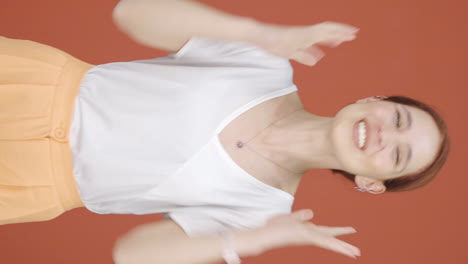 el video vertical de la mujer feliz se regocija.
