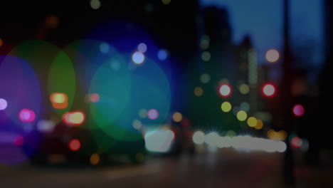 animación de puntos luminosos vibrantes de luz sobre el tráfico vial fuera de foco