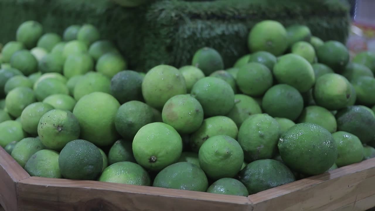 슈퍼마켓 진열대에 있는 많은 레몬