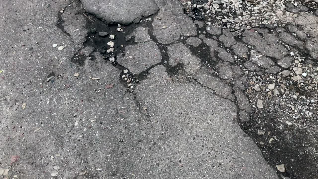 손상된 아스팔트 도로