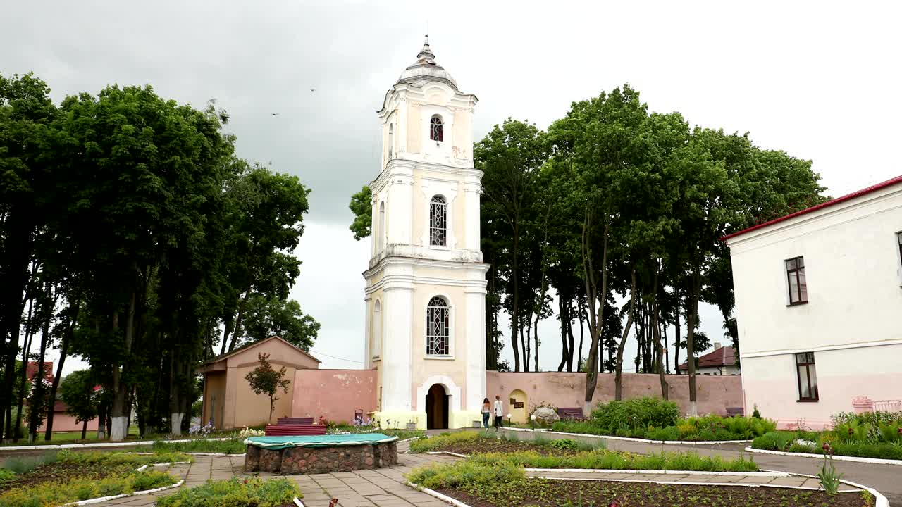 nesvizh, bielorrusia. vista de la torre de la campana brama de nyasvizh ubicada en el territorio del antiguo monasterio benedictino. día de verano