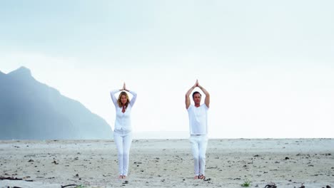 Pareja-Madura,-Realizar,-Yoga,-En,-Playa