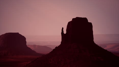 denkmaltal bei sonnenaufgang und sonnenuntergang