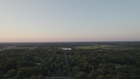 Una-Toma-Panorámica-De-Hermosos-Paisajes-Al-Atardecer-Desde-Arriba