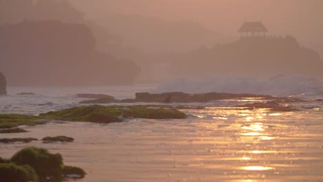 reflexión de la luz solar sobre la superficie del agua del mar en la costa en cámara lenta