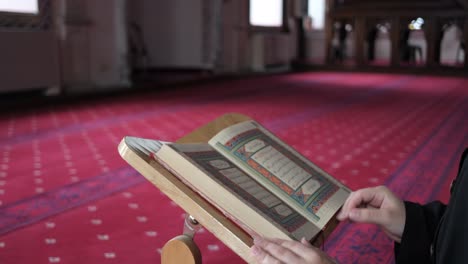 reading quran at mosque