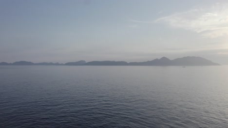 Neblige-Landschaft-Bei-Islas-Cies,-Galizien,-Spanien---Luftdrohnenaufnahme