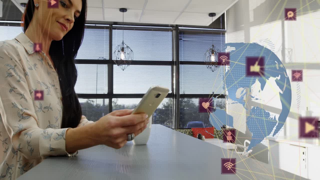 animación de una red de iconos digitales y un globo giratorio sobre una mujer usando un teléfono inteligente