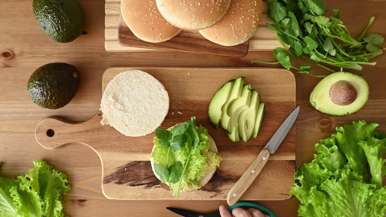 햄버거  ⁇ 에  ⁇ 러드를 자르는 작물 여자