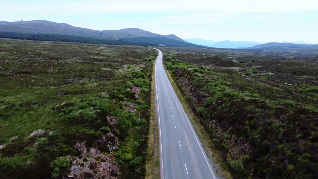 Vista aerea di una strada panoramica vuota nelle Highlands scozzesi - Scozia.