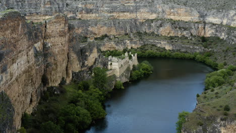 vista do deck de observação do convento la hoz em segóvia, espanha