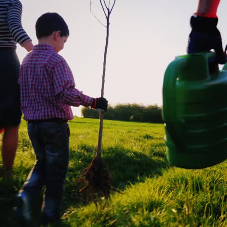 Eine-Freundliche-Familie-Wird-Einen-Baum-Pflanzen-2