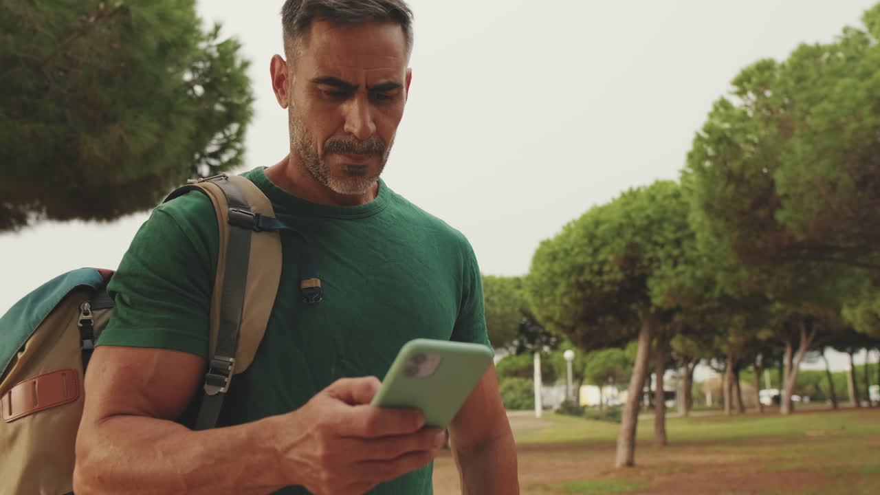 Uomo con smartphone all'aperto