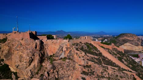 Imágenes-Aéreas-Del-Castillo-De-Santa-Barbara-En-Alicante-España,-Con-La-Ciudad-Al-Fondo