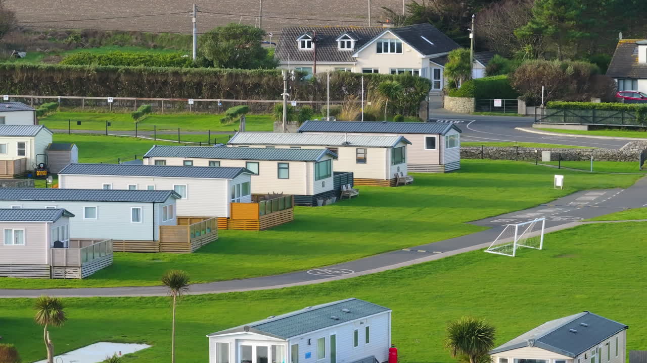 4K luftoptagelse af kystnær feriepark i Donabate, Co. Dublin_37