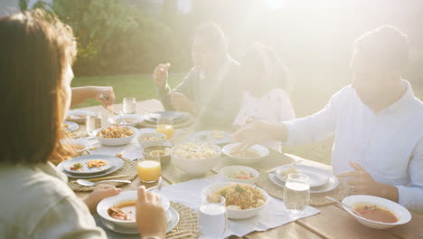 Familia-Asiática-De-Varias-Generaciones-Almorzando