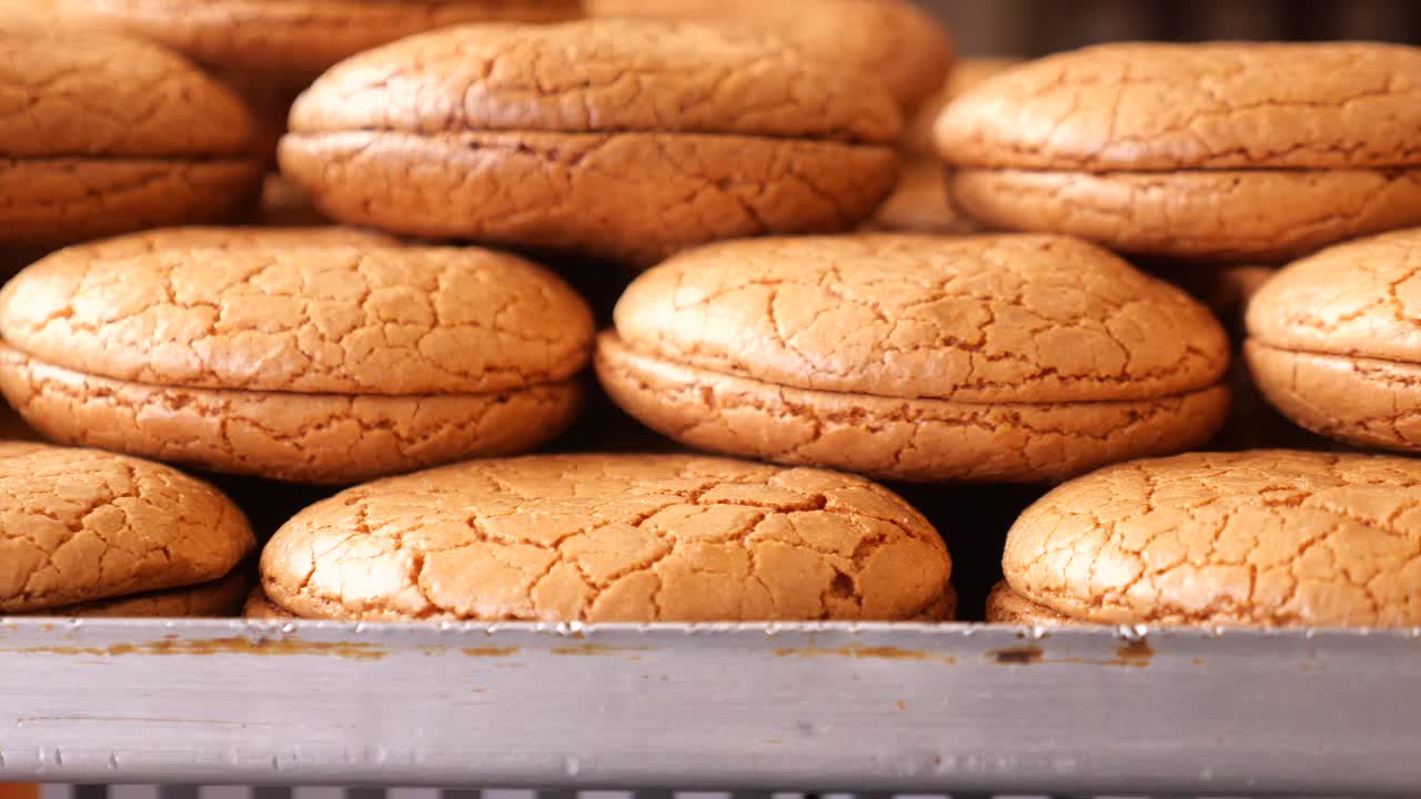 Primo piano di macaron appena sfornati