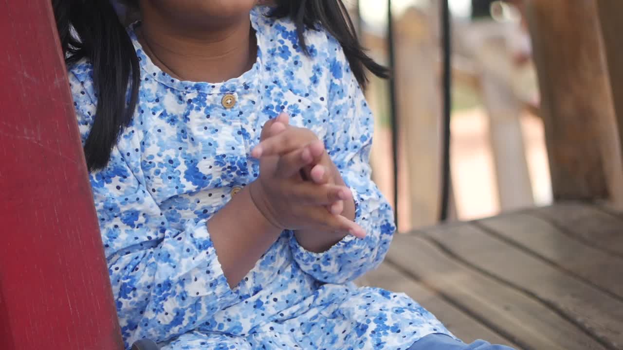niño jugando en un patio de recreo