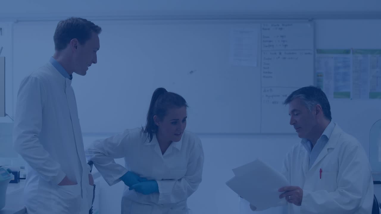 Animazione di testo scientifico su scienziati caucasici che parlano in laboratorio.